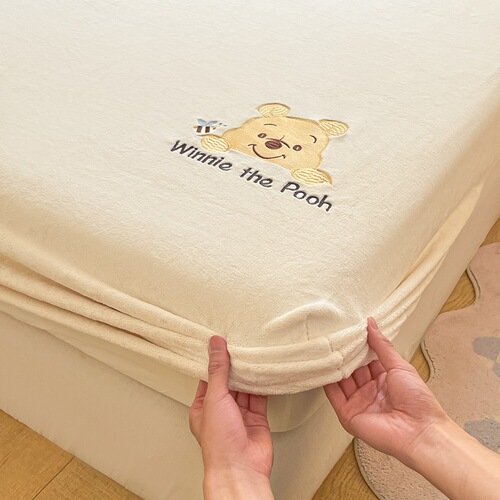 Type A Winter Thickened Milk Velvet Bed Skirt with Non-Slip Design, Fleece-Lined Coral Fleece Full-Encasement Bed Sheet & Bed Cover Set