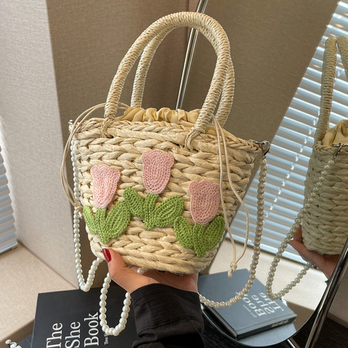 This year, niche-design straw woven bags are trending—'s latest women's bag collection features a chic Korean-style crossbody bag and a stylish hand-held bucket tote.