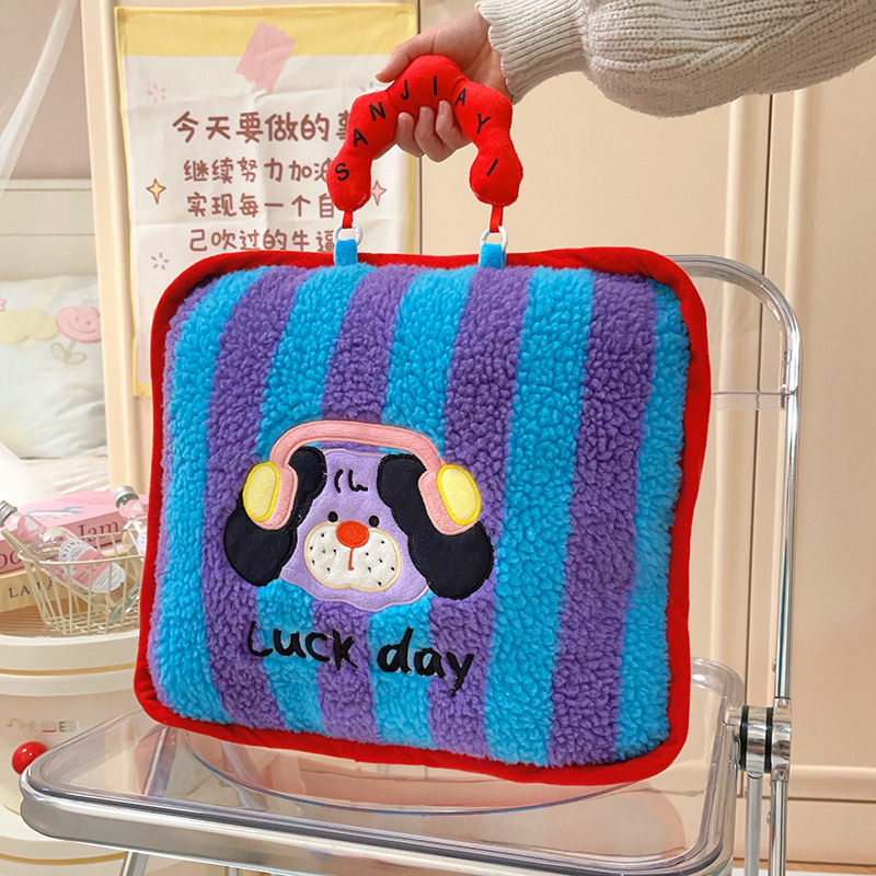 파란색과 보라색 줄무늬 헤드폰 고양이