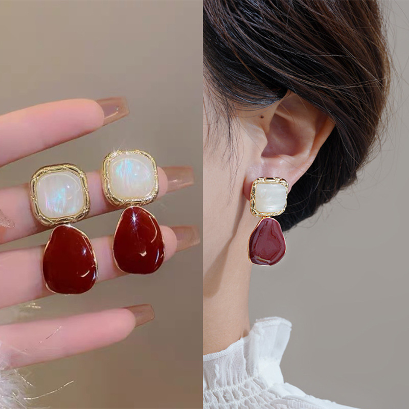 Retro Exquisite High-End Light Luxury Earrings Niche Design Fashion Stud Earrings Versatile Exquisite Earrings Retro Exquisite High-End Light Luxury Earrings Niche Design Fashion Stud Earrings Versatile Exquisite Earrings
