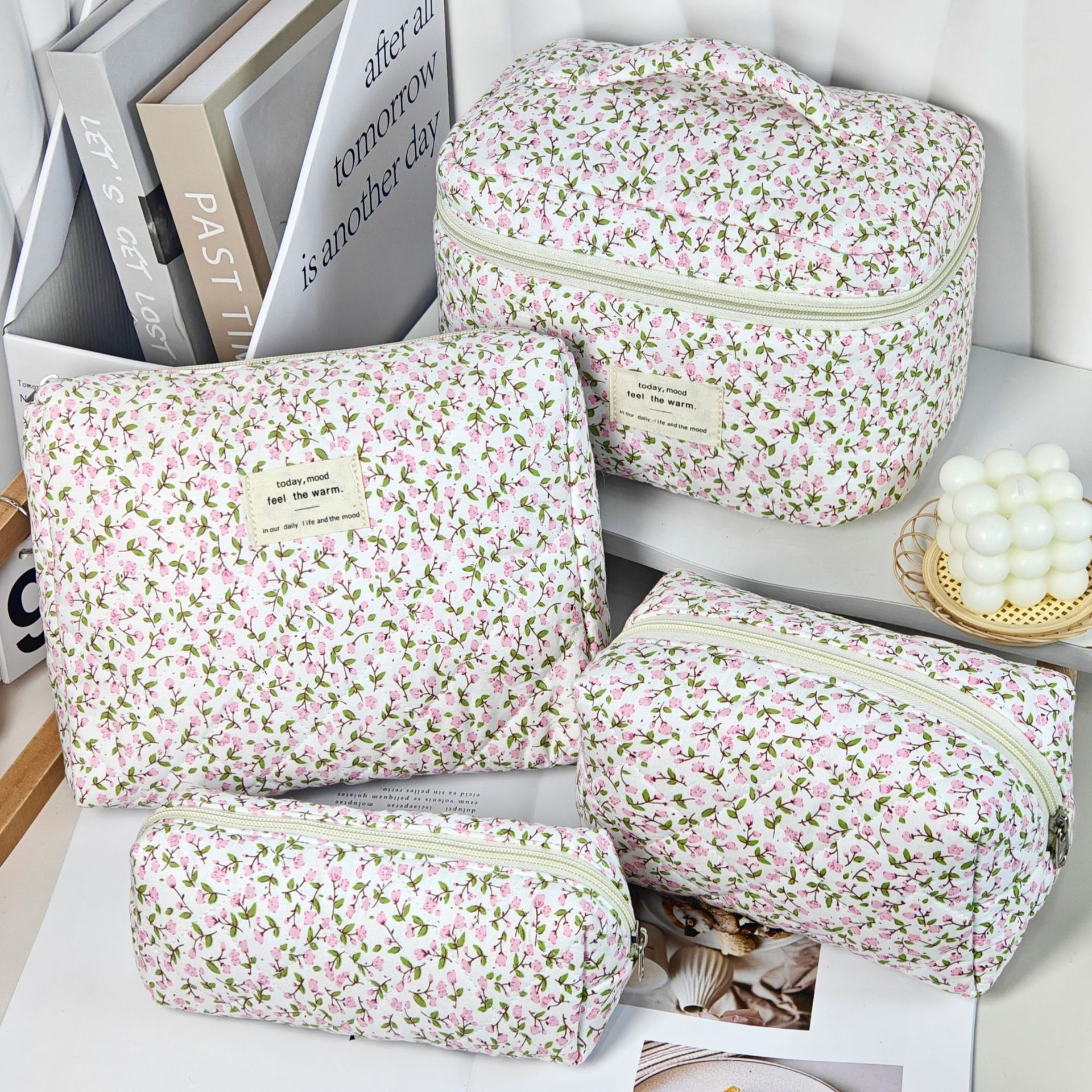 녹색 잎과 분홍색 꽃