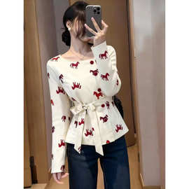 简约潮流时尚百搭日常通勤风白色上衣女2026早春收腰小马印花小衫