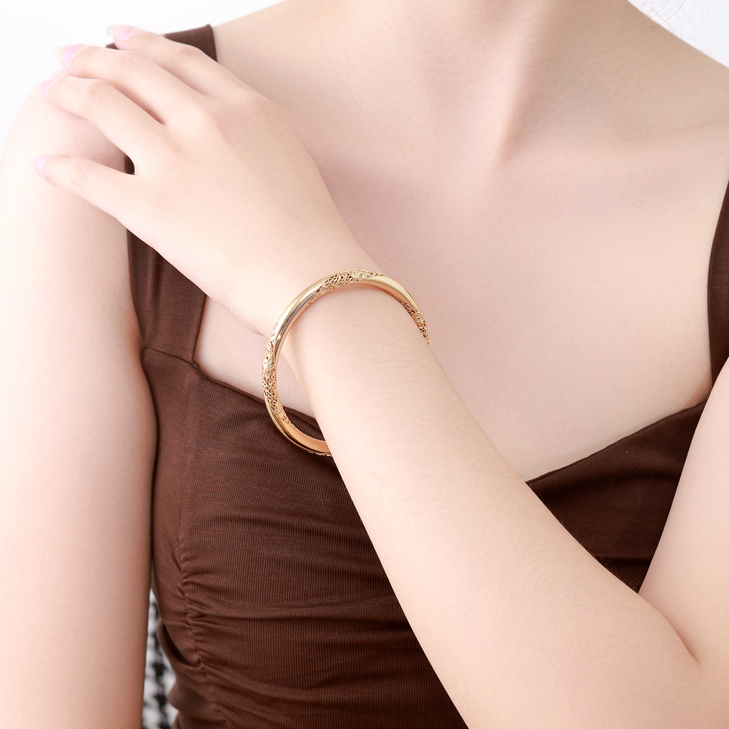 Xuping nuevo hueco patrón antiguo pulsera de aleación de cobre chapado 24k color simple lujoso temperamento ligero estilo nacional joyas de mano para mujeres