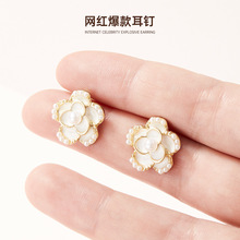 韩国气质山茶花耳钉2025新款潮圆脸显瘦的港风网红珍珠银针耳饰女