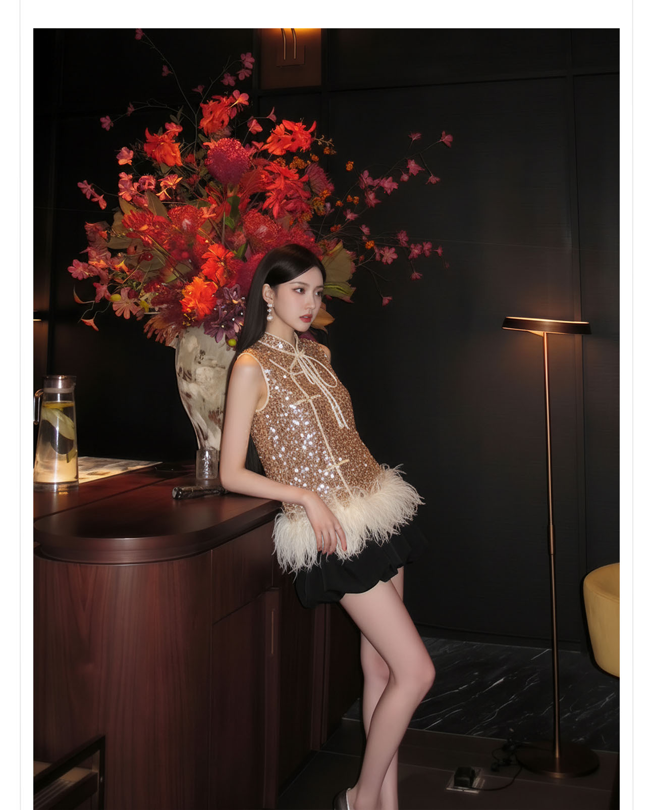Bộ áo khoác không tay kết hợp váy ngắn phong cách tân cổ điển, đính lông đà điểu và sequin — Lạc đà [Áo khoác không tay], Mơ [Váy ngắn] chi tiết 12