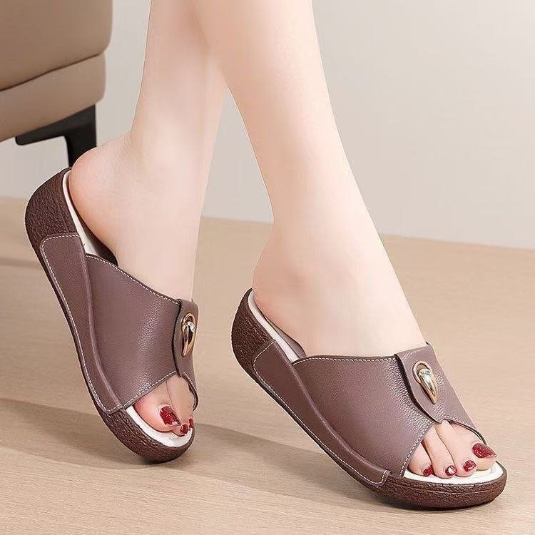 Zapatillas para mujeres 06 nuevo verano para salir suave antideslizante de moda para aumentar el ocio de madres de mediana edad zapatillas
