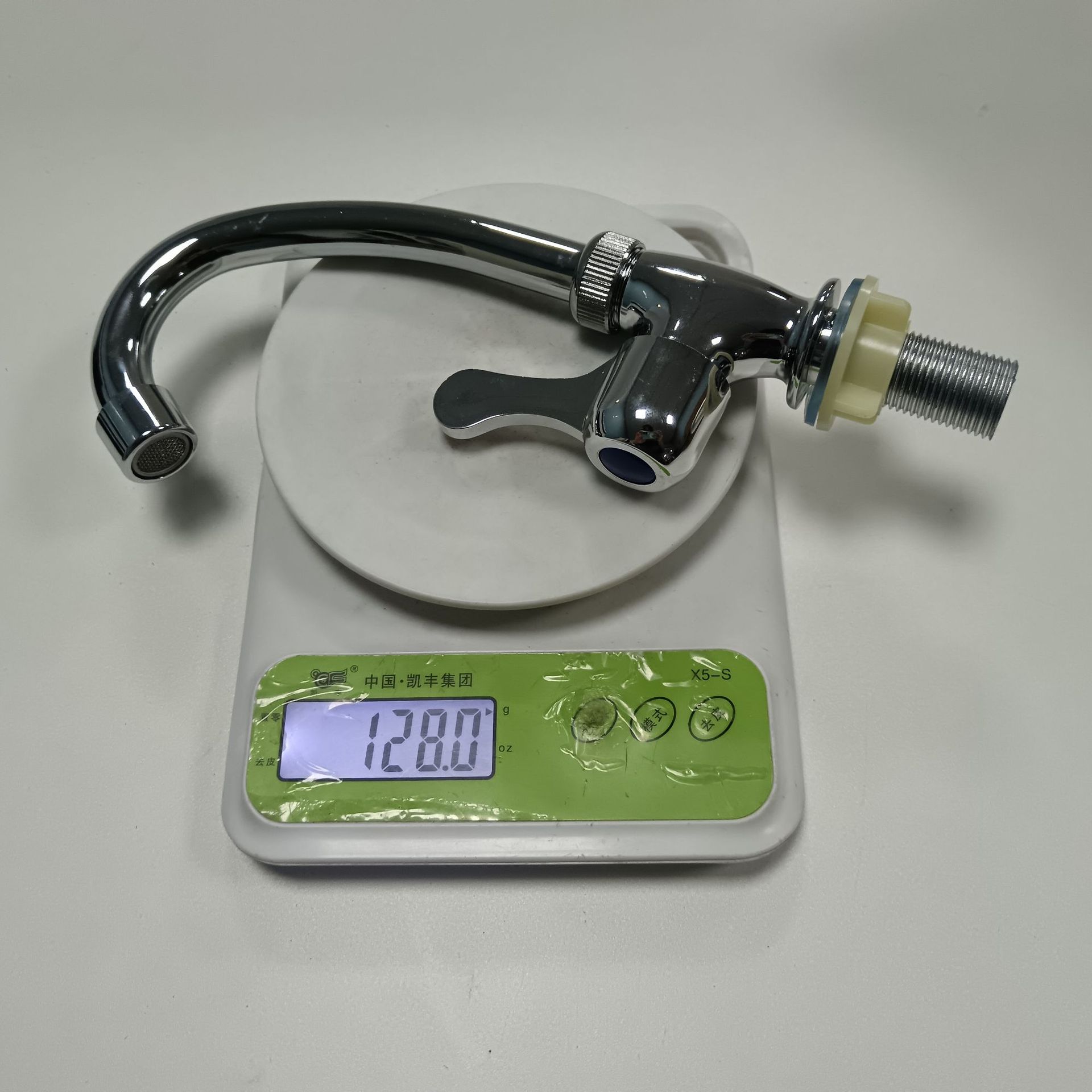 Tire grifo cocina caliente y frío fregadero de acero inoxidable fregadero doble salida de agua retráctil grifo giratorio al por mayor