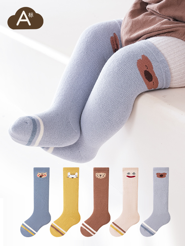 Calcetines de rizo para niños Otoño/Invierno 2026, calcetines gruesos y cálidos para bebés, calcetines largos hasta la rodilla con dibujos animados, calcetines sueltos para bebés al por mayor.