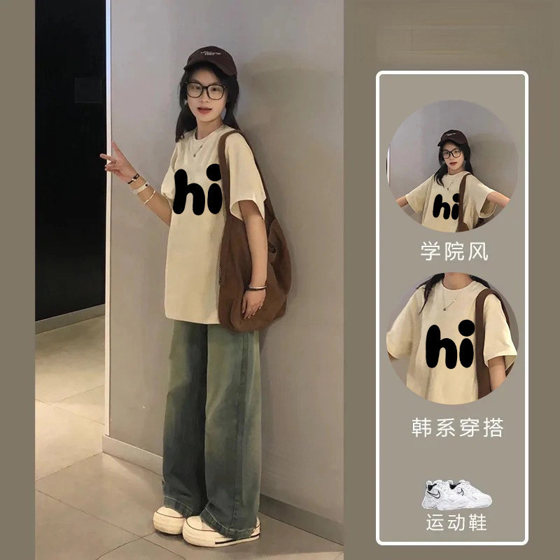 字母杏色短袖+复古蓝色牛仔裤
