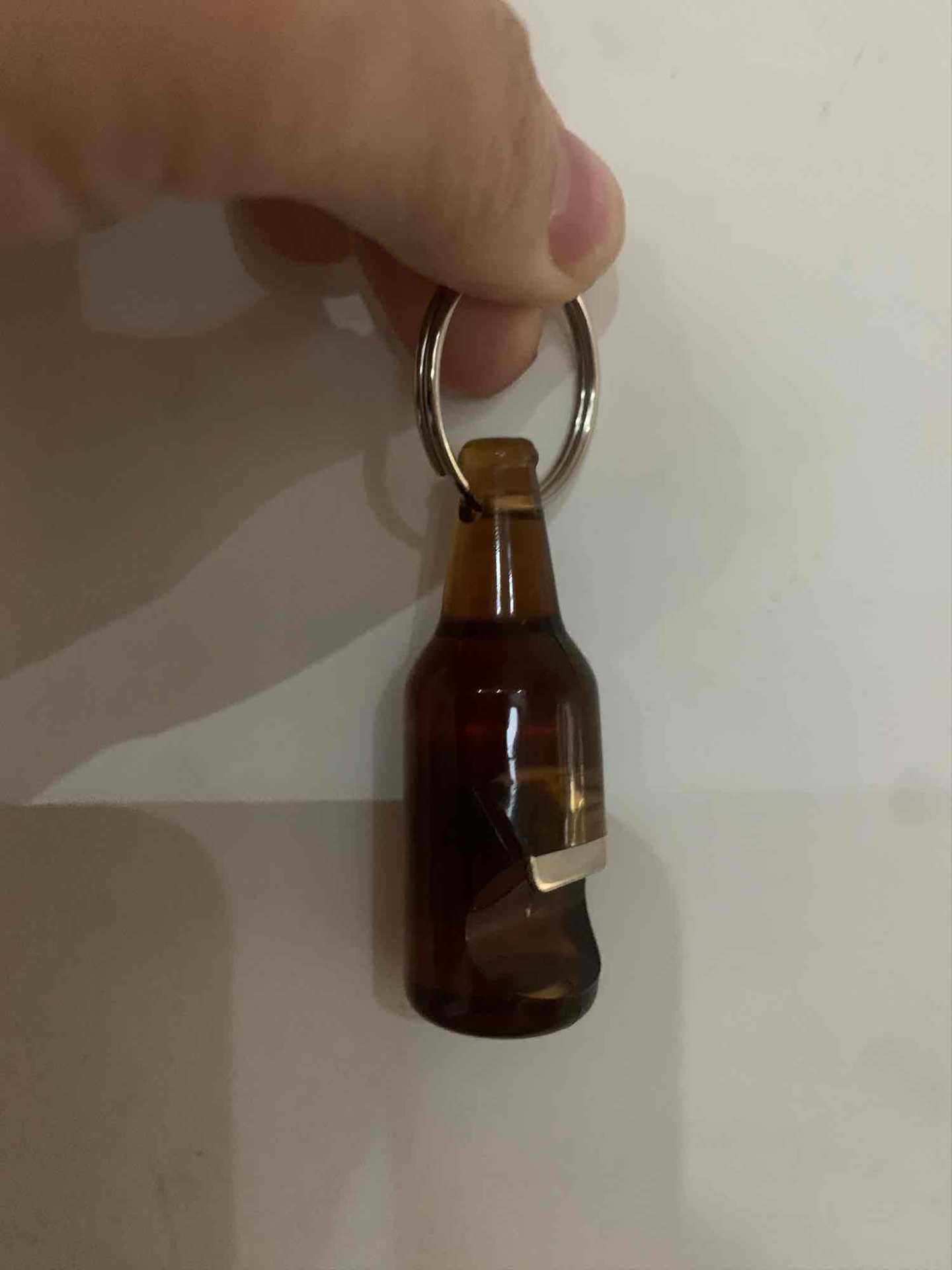 Botella de vino tridimensional llavero abrebotellas creativo llavero abridor de botellas de cerveza abridor de botellas de plástico ABS colgante de fábrica