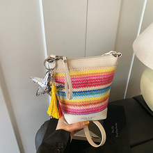 彩色条纹编织小包包女2025新款时尚草编水桶包夏季简约单肩斜挎包