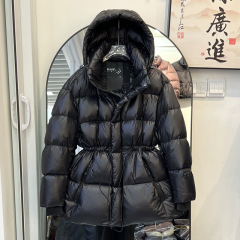 黒い金のガチョウの羽毛ジャケットの女性の中で短いタイプは厚いです。