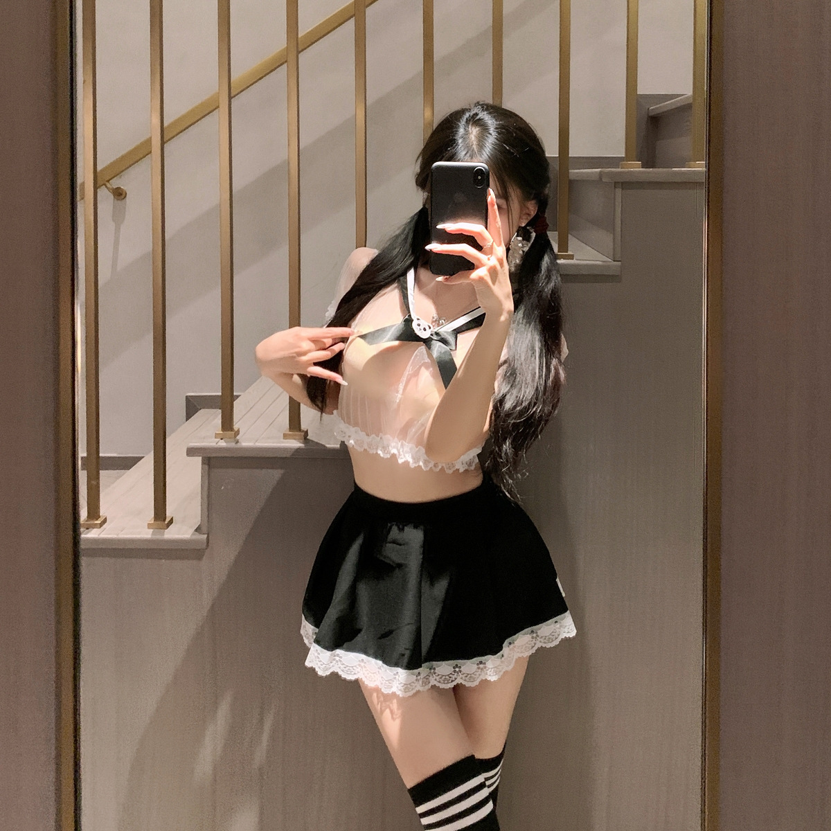 흰색 상의 + 반바지