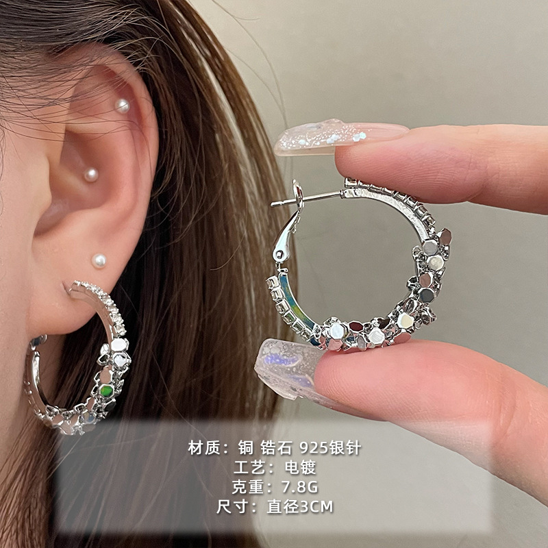 2025 nuevo estilo verano de moda anillo plateado círculo negro círculo fino temperamento europeo y americano aretes dorados de todo fósforo