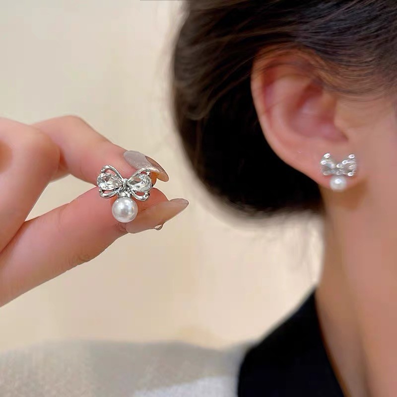 Pendientes de aleación Pendientes de alta calidad de perlas para mujer Pendientes exagerados de temperamento de lujo ligero coreano Pendientes largos con borlas al por mayor