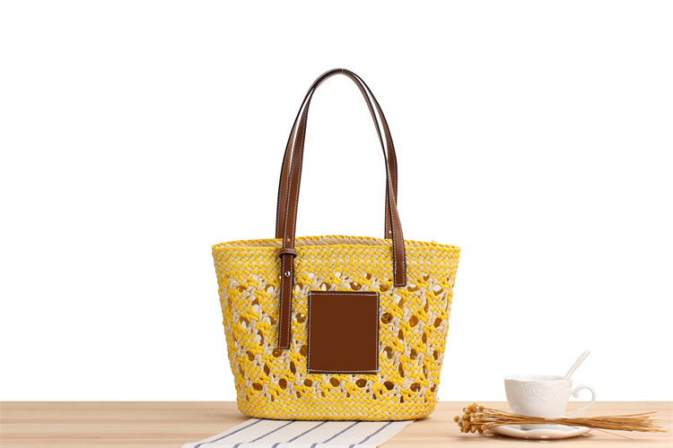 New One-shoulder Hand-woven Summer Beach Bag Fashion Color Contrast Straw Bag display picture 1