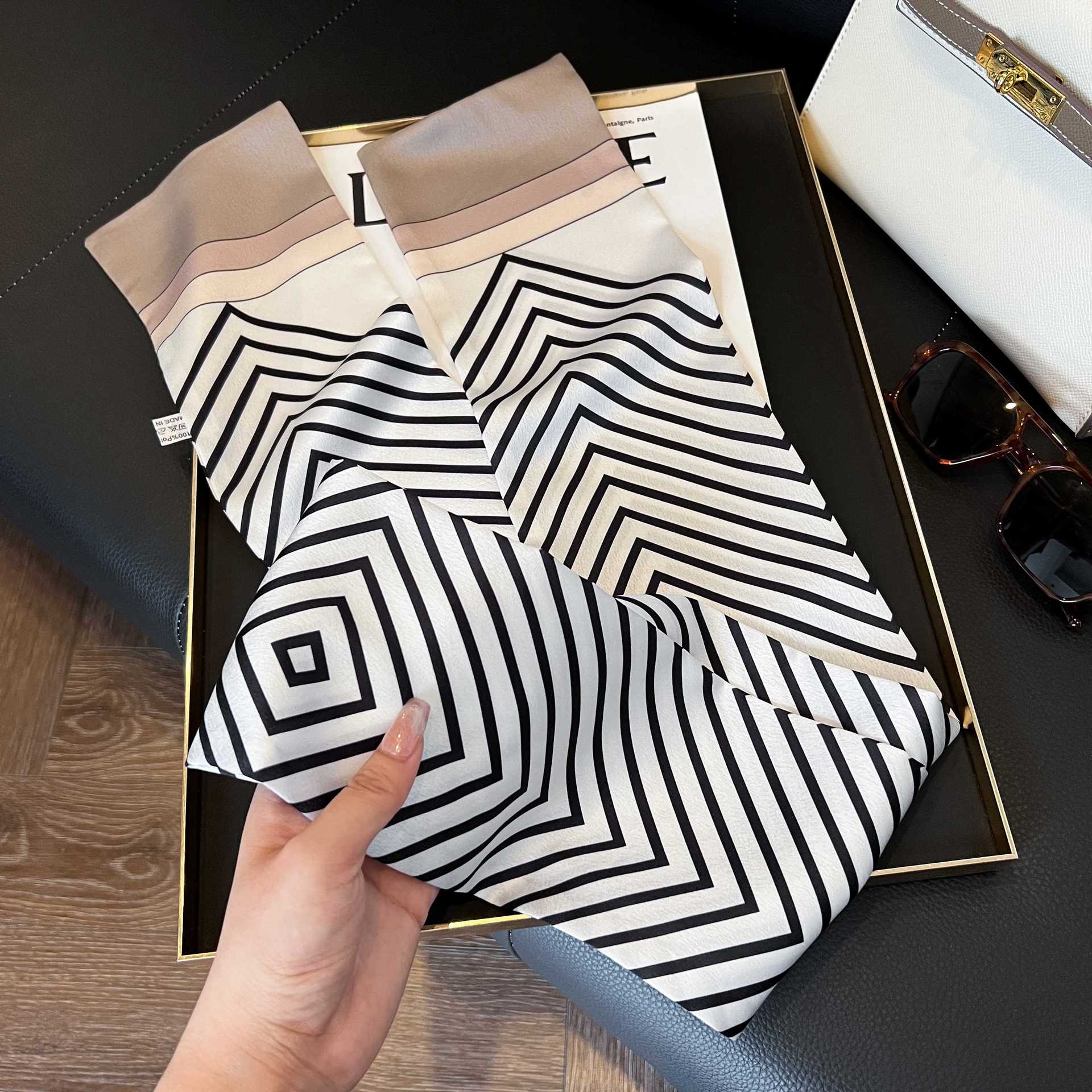 Nueva bufanda de seda pequeña banda larga estrecha para el cabello mujer estilo primavera y otoño moda madre bufanda estilo verano estilo fino serpentina bufanda al por mayor