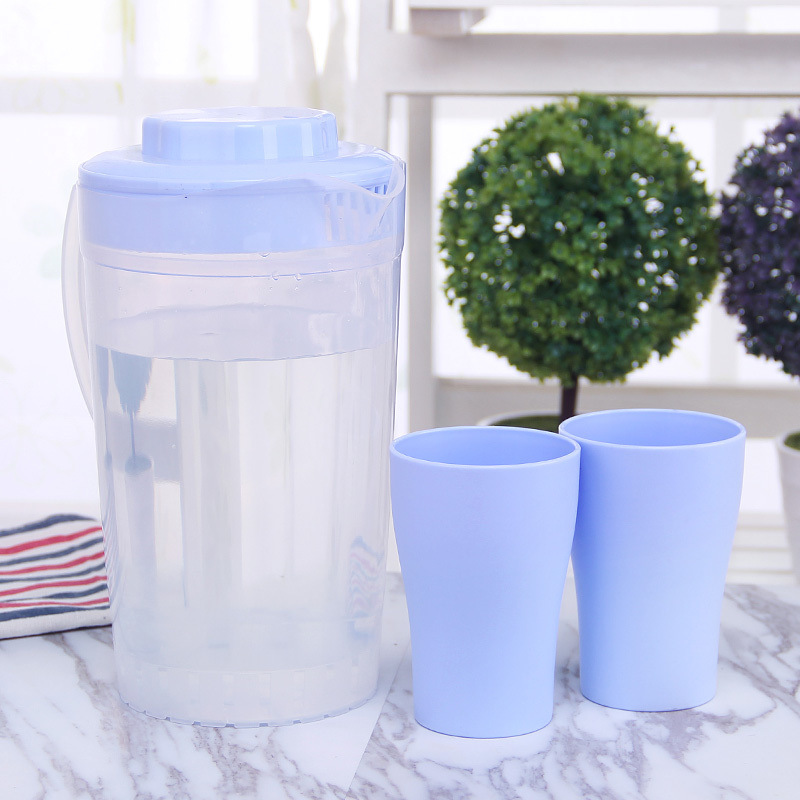 파란색 냄비와 컵 2개