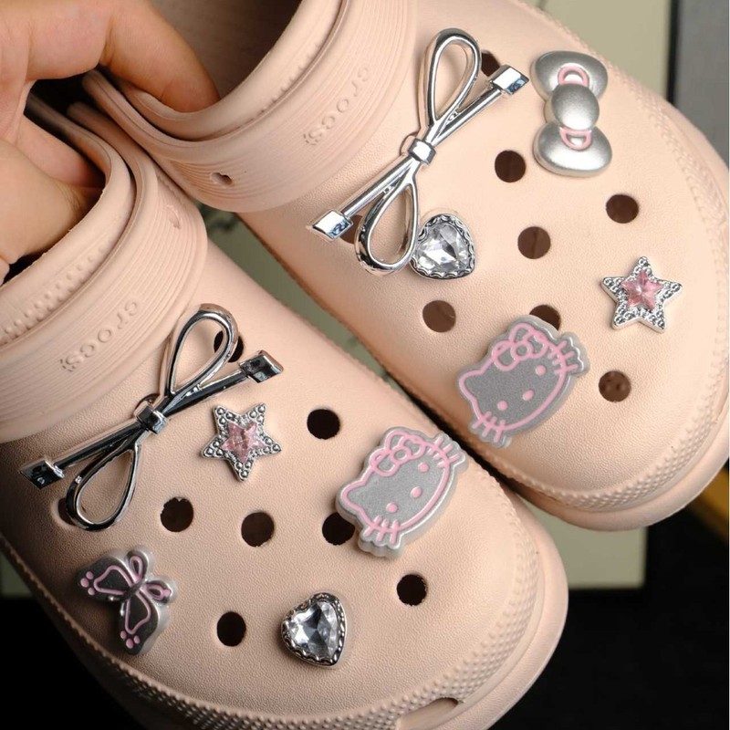 新しいインスタイルファッショナブルでかわいいシルバーフラッシュハローキティリボン下駄靴花靴バックル靴アクセサリー DIY アクセサリー|undefined