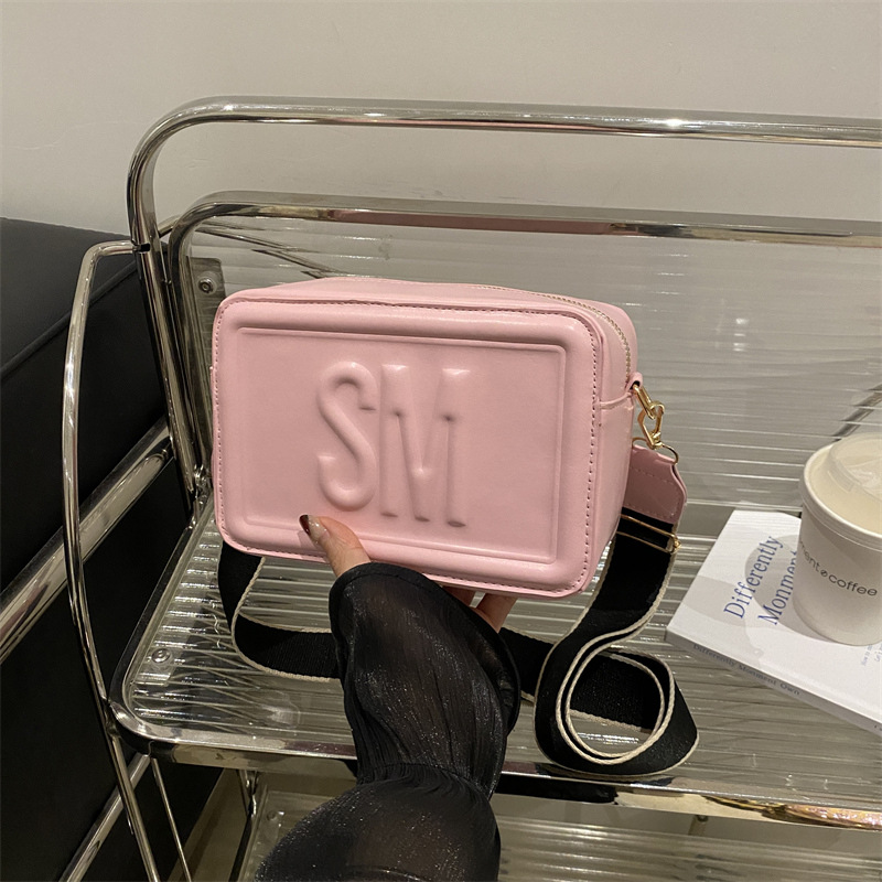 El estilo extranjero simple letras anchas cinturones de hombro mochila de hombro 2025 primavera nuevo color en bolsas casuales bolsas pequeñas