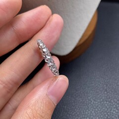 小紅の本の爆発的な金は美しいです。