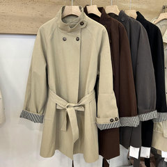 韓国系の格子はカーキ色のコートをつなぎ合わせます。