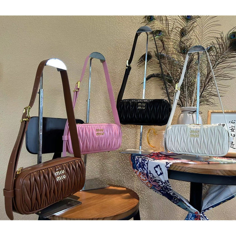 MIU Miu 2026 New Model Sheepskin Pleated Wide Shoulder Strap Briefcase Small Square Bag Crossbody Woven Handbag Portable Bag MIU Miu 2026 New Model Sheepskin Pleated Wide Shoulder Strap Briefcase Small Square Bag Crossbody Woven Handbag Portable Bag