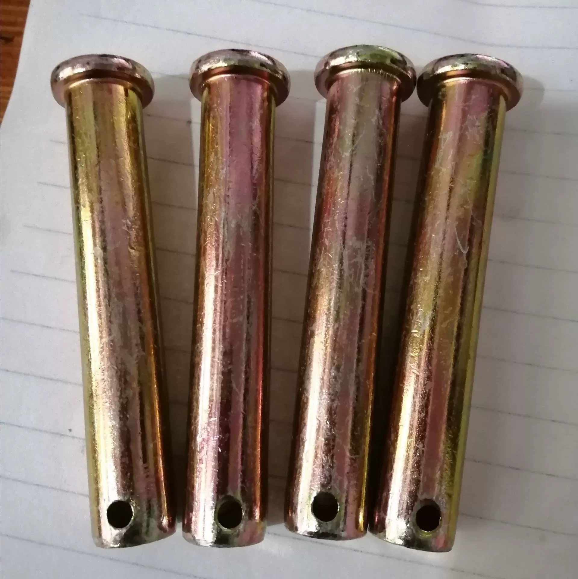 Готовые поставки различных оцинкованных булавок, заклепок с круглой головкой, штифтов с круглой головкой специальной формы доступны на складе.