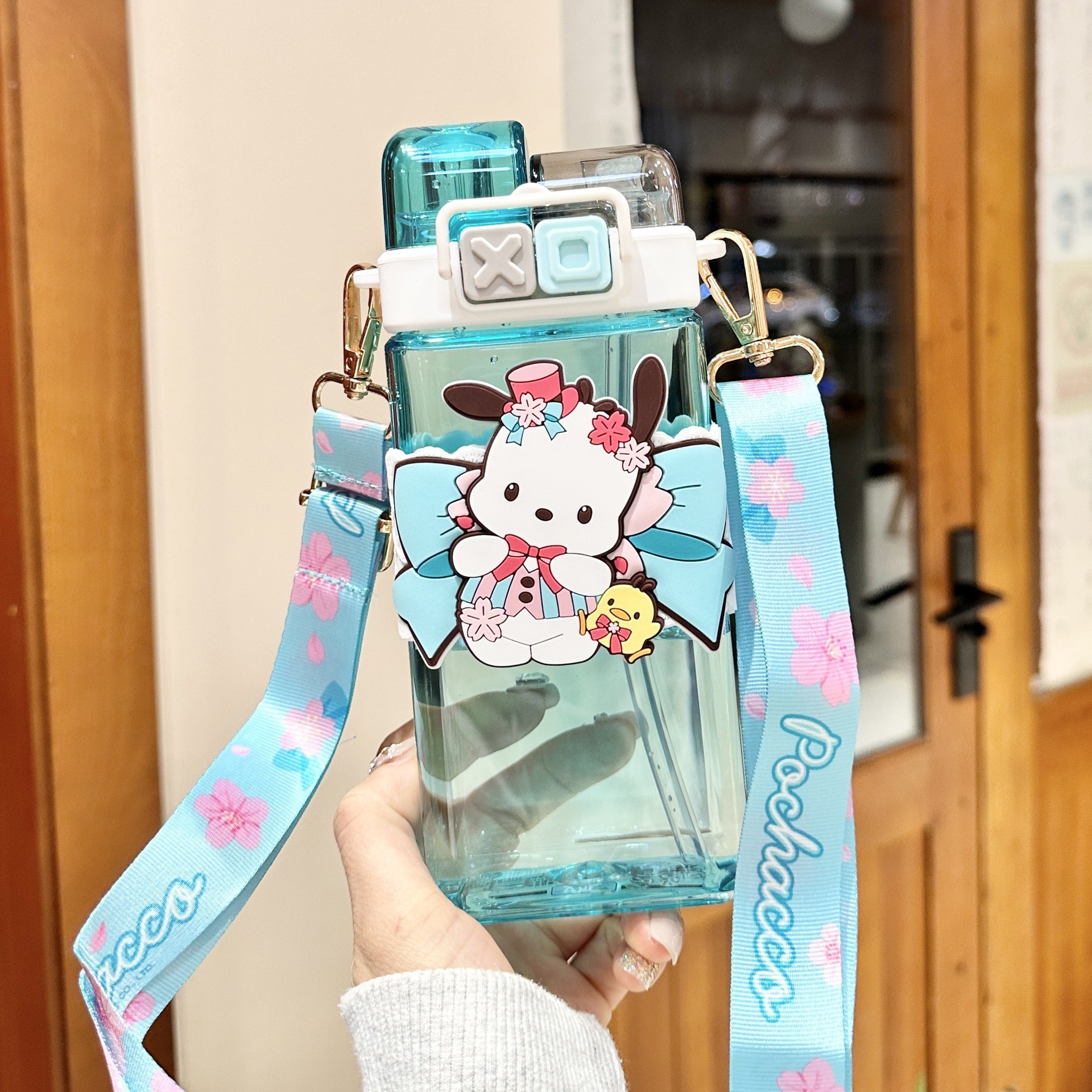 Botella de agua para niños para la escuela, material Tritan portátil, irrompible y resistente a altas temperaturas, diseño de oso de fresa.