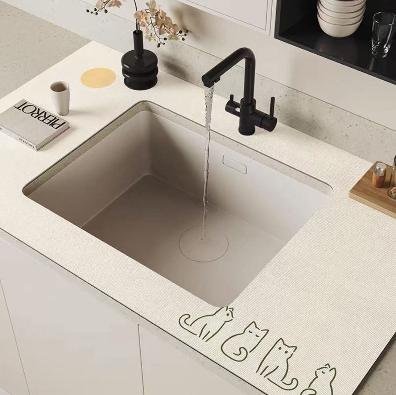 고양이는 태양을 바라본다