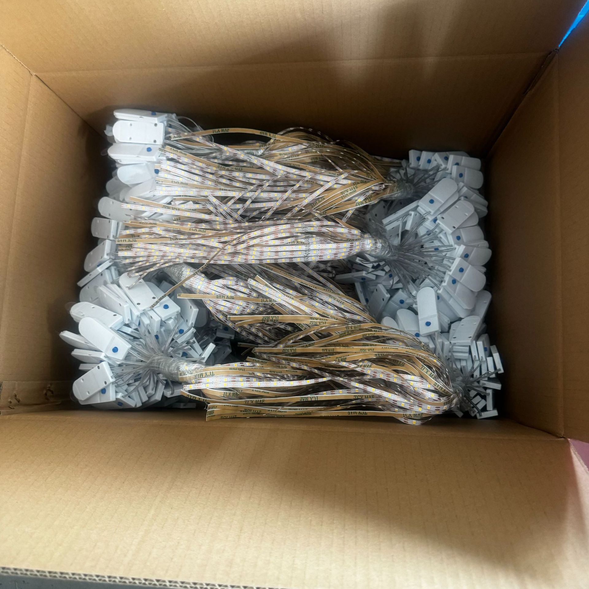 Çeşitli pil kutuları, yumuşak ışık şeritleri, sensör 2835 LED ışık şeritleri, ışıklı oyuncaklar, mooncake kutuları, kendinden yapışkanlı ışıkların fabrika doğrudan satışı