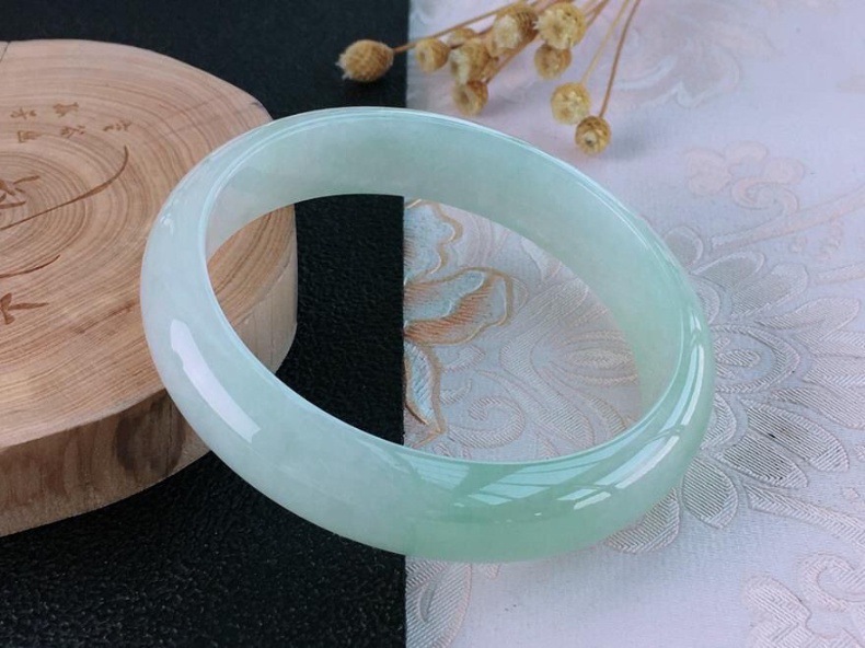 Vòng tay ngọc bích Miến Điện nữ chính hãng băng sáp đơn sắc trong suốt loại A (đường kính 52–64 mm) chi tiết 1