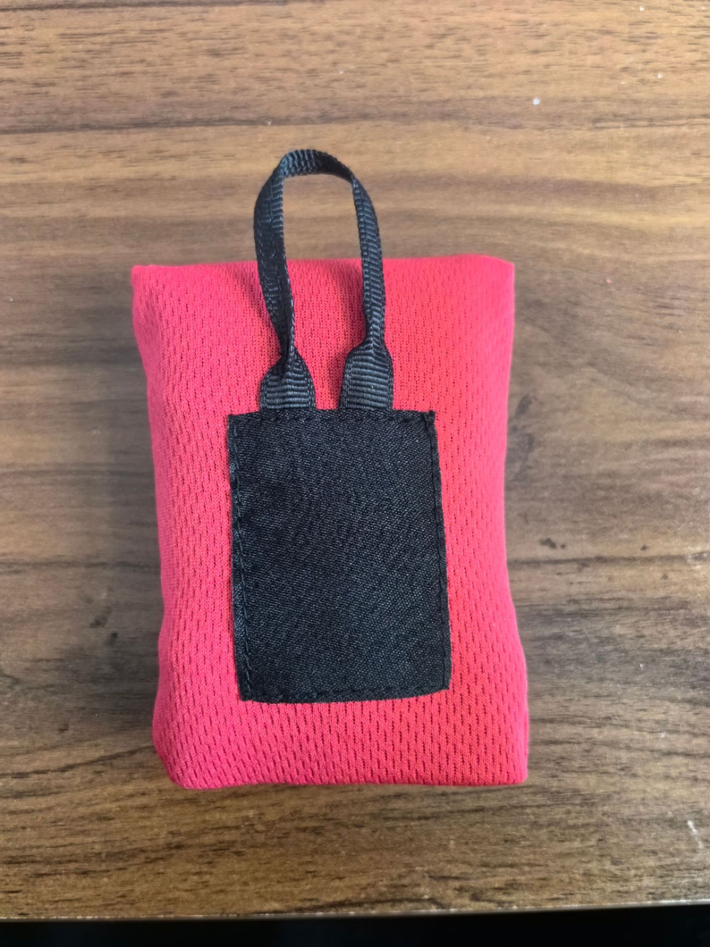 빨간색과 검은 색 레이블