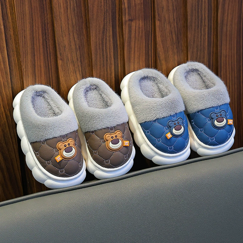 Детские хлопковые тапочки из водонепроницаемой ПУ-кожи, новая модель, для мальчиков и девочек, новые мультяшные домашние тапочки для дома и улицы, детские тапочки 2025 года.