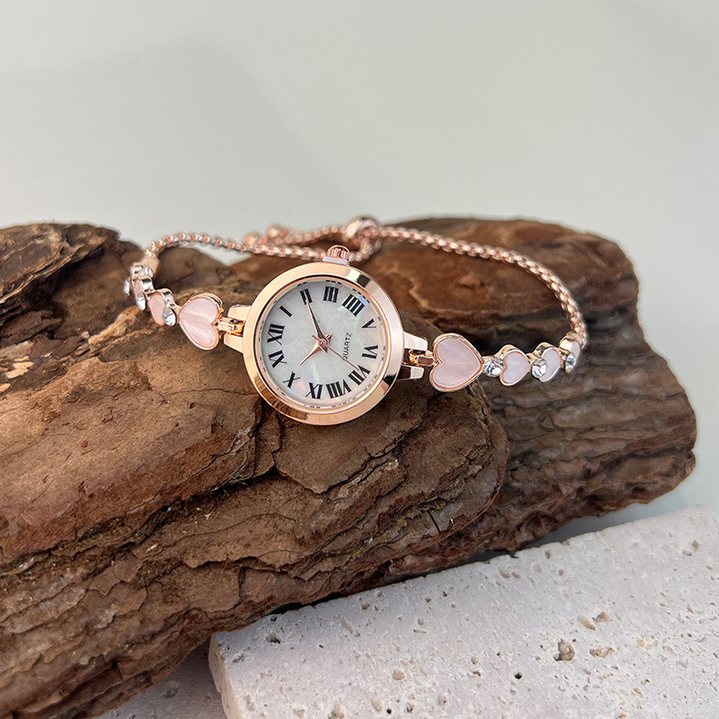 Nuevo nicho de las mujeres reloj de cuarzo pulsera de aleación de diamante incrustado reloj en forma de corazón pequeño reloj de temperamento ventas directas de fábrica