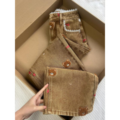 レースの熊の刺繍はデザインをつなぎ合わせます。