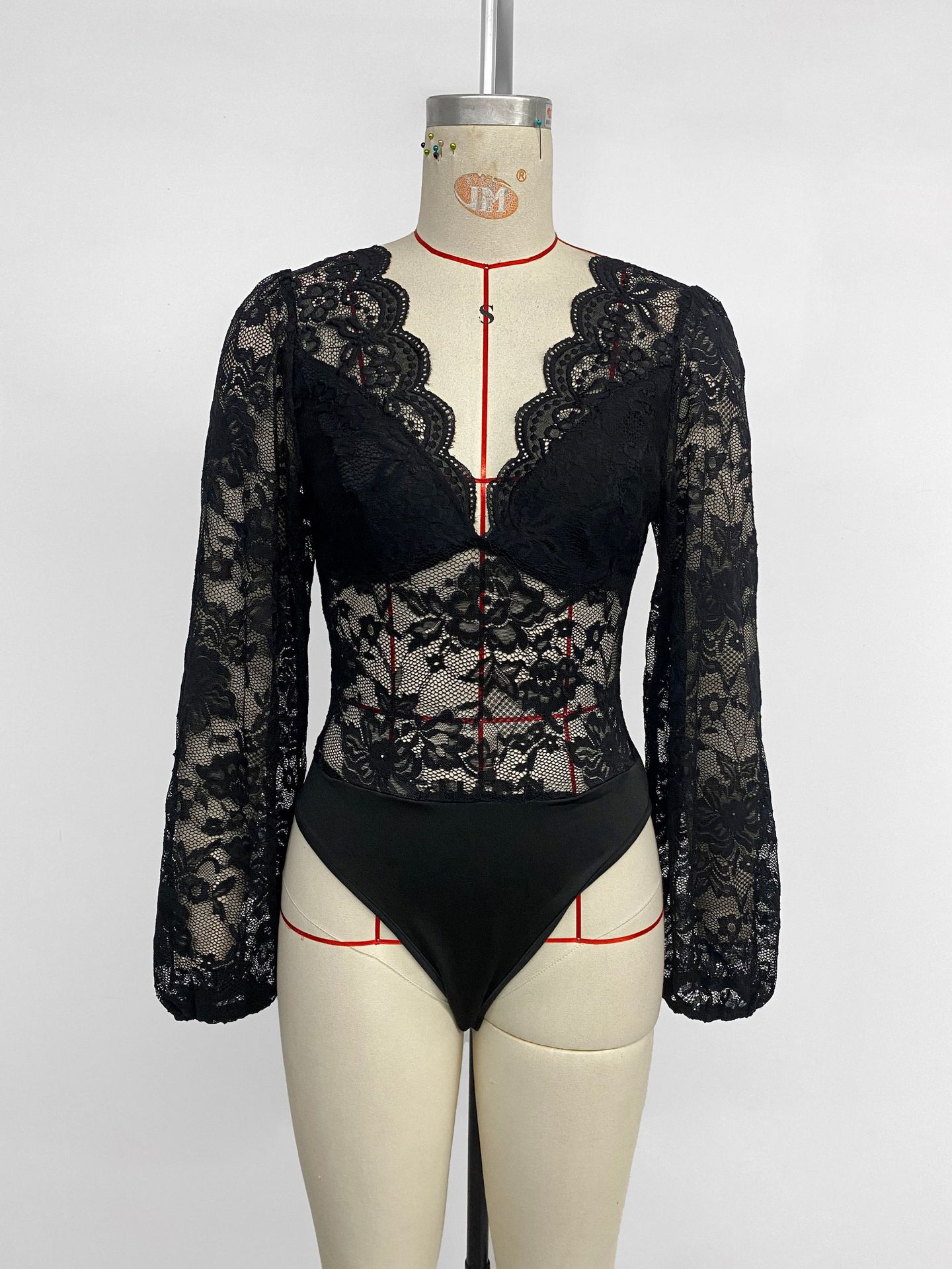 Tuta elegante nera in pizzo a maniche lunghe con inserti in mesh_voghion.com