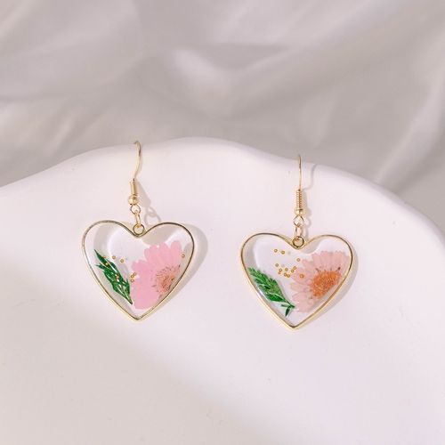 Creative forest-inspired heart-shaped flower earring design, transparent camellia dried flower, trendy Insta-style earrings