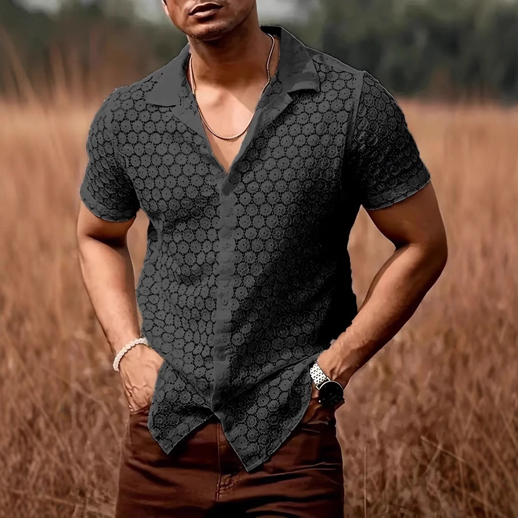 2024 Camisa de manga corta de encaje de moda para hombres transfronterizos europeos y estadounidenses Camisa transparente hueca con botones casuales