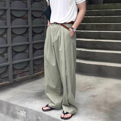 韓国系の軽い豪華な綿麻のズボンの男性の双のしわのデザイン感の半緩みのズボンのゆったりしている広足の亜麻のカジュアルな仕事のズボン