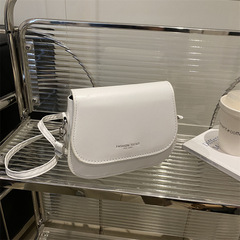 2025 夏の新しいスタイルの美しい西洋スタイルのハイエンドの質感シンプルカジュアル多用途ショルダークロスボディバッグサドルバッグレディースバッグ