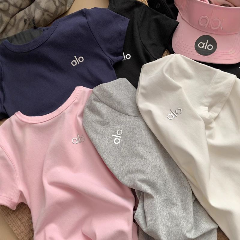 ALO純色の丸首のアルファベットのプリント半袖tシャツの女性はスリムで痩せたデザイン感があります。|undefined