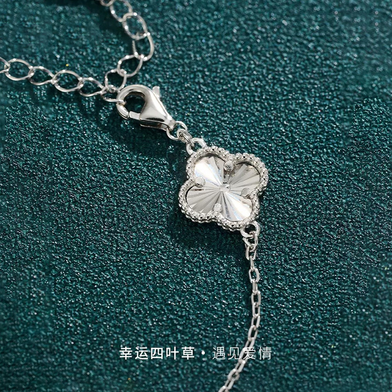 韓国版森系四葉草のブレスレットの女性車の花の工芸品の大衆は設計して軽くて豪華な手を飾って彼女のバレンタインデーのプレゼントを送ります。|undefined