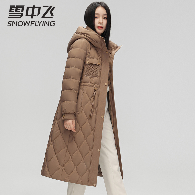 눈 속에서 비행 엄마 롱 다운 재킷 여성 2025 새로운 스타일 허리 무릎 길이 기질 중년 겨울 재킷