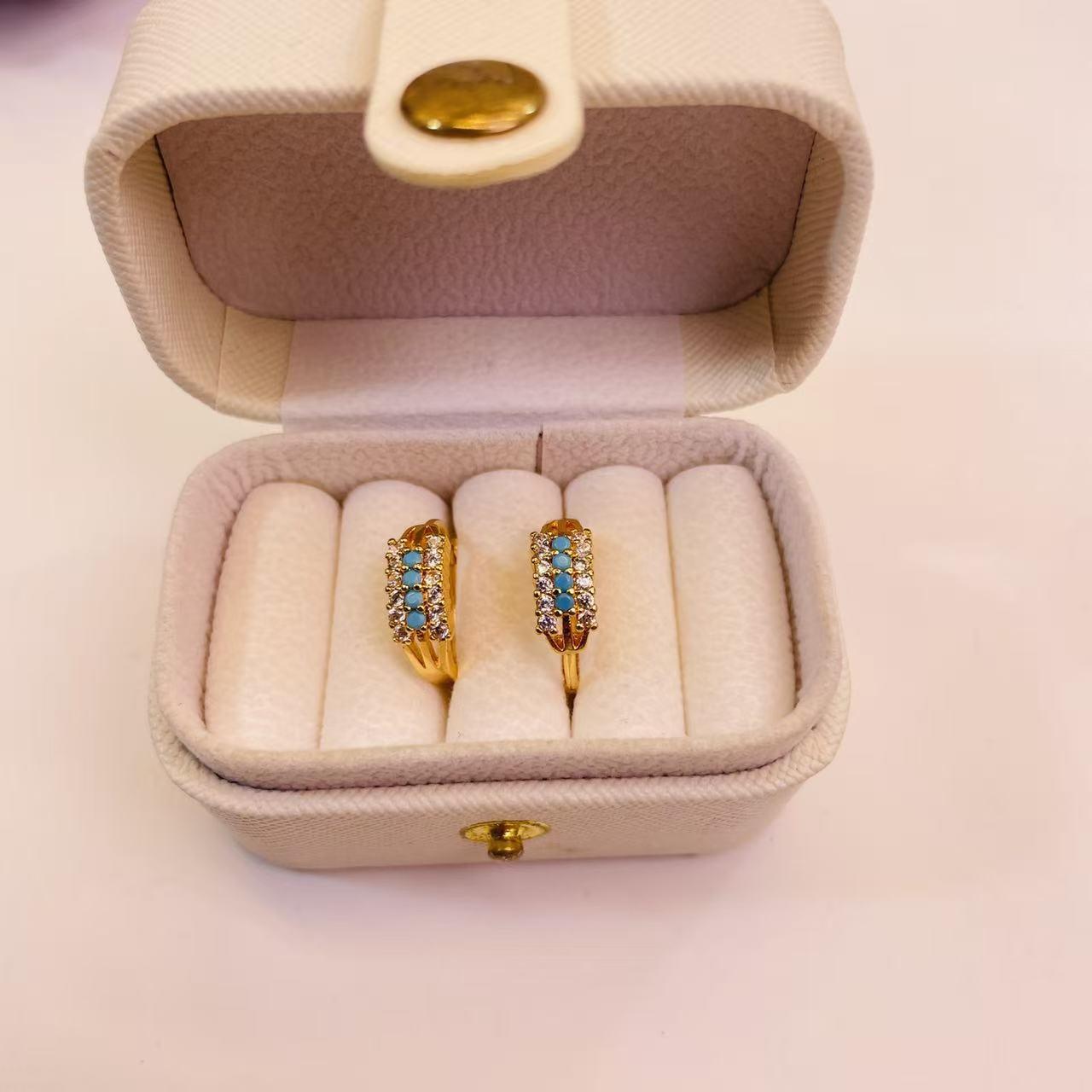 2026 nuevas opciones transfronterizas joyería de moda aretes de zircón joyería de cobre dorado para mujeres aretes de estilo múltiple