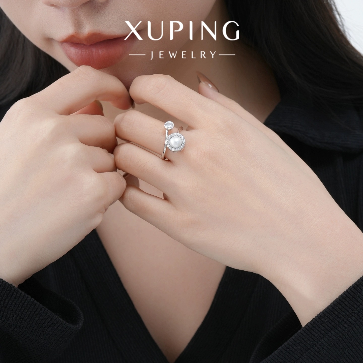 Xuping estilo ligero lujoso anillo abierto de viento frío diseño de nicho de perla puede girar anillo de temperamento elegante mujer