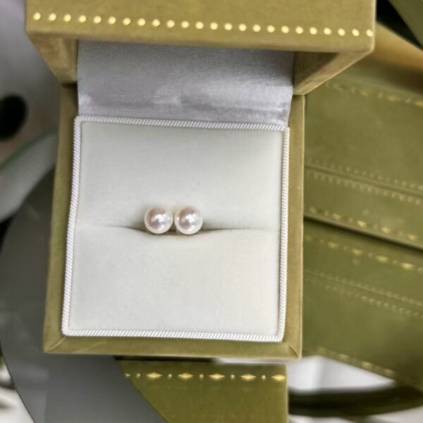 Earrings from pearl