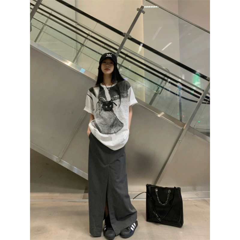 Живый выстрел рыхлого принта котенка с короткими рукавами серой развилкой длинная юбка