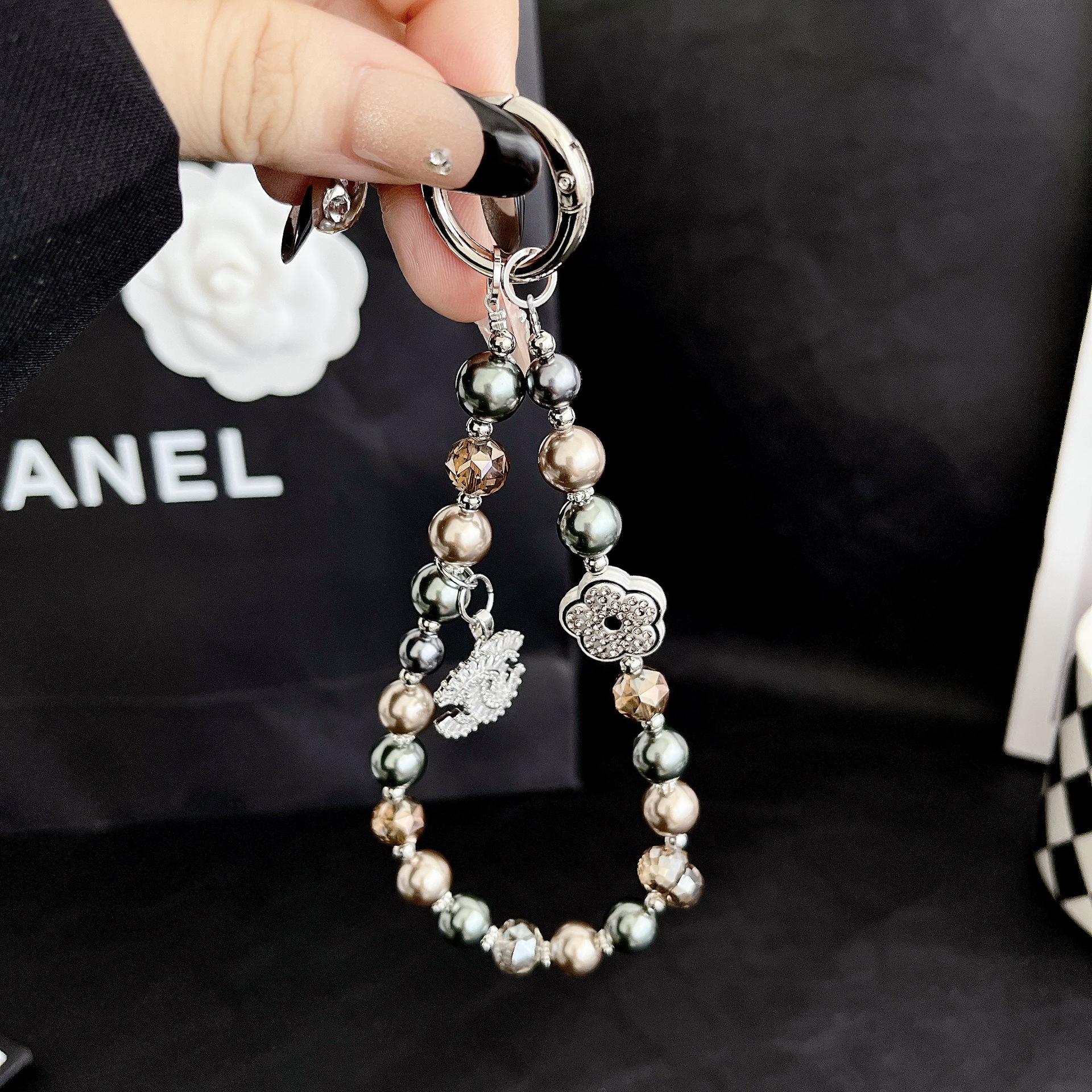 Hecha a mano de alta calidad cadena de teléfono móvil mujer cadena corta aleación de moda pequeña serie de viento de fragancia bolsos de teléfono móvil accesorios cortos