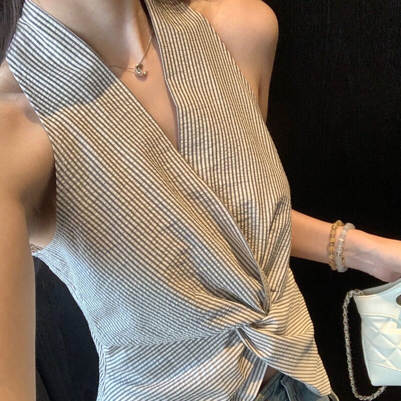 2025 夏レトロ香港スタイルファッションデザインホルターネックベストノースリーブツイストオフショルダー V ネックトップ女性のストライプ|undefined